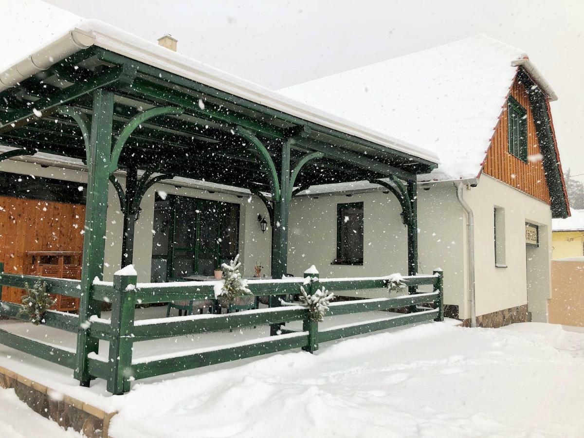 Sasfeszek Vendeghaz Hotel Zirc Exterior photo